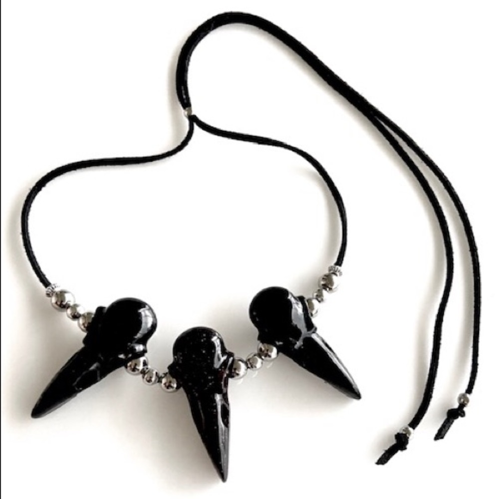 Black & red resin raven skull black suede necklace - Picture 3 of 10